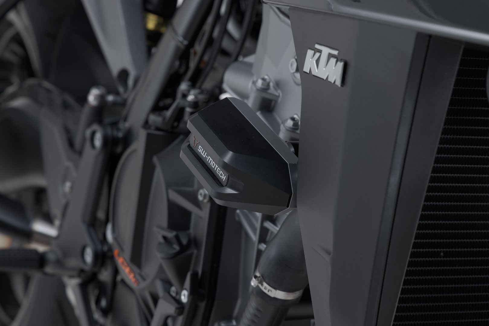 Frame slider kit Black. KTM 990 Duke (23-).