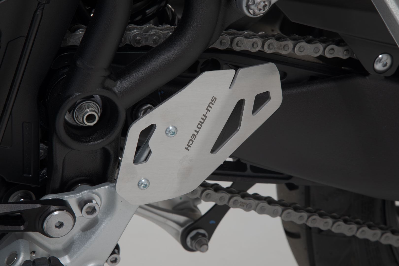 Heel guard left Silver. Triumph Tiger 900/GT/Rally/Pro (19-23).