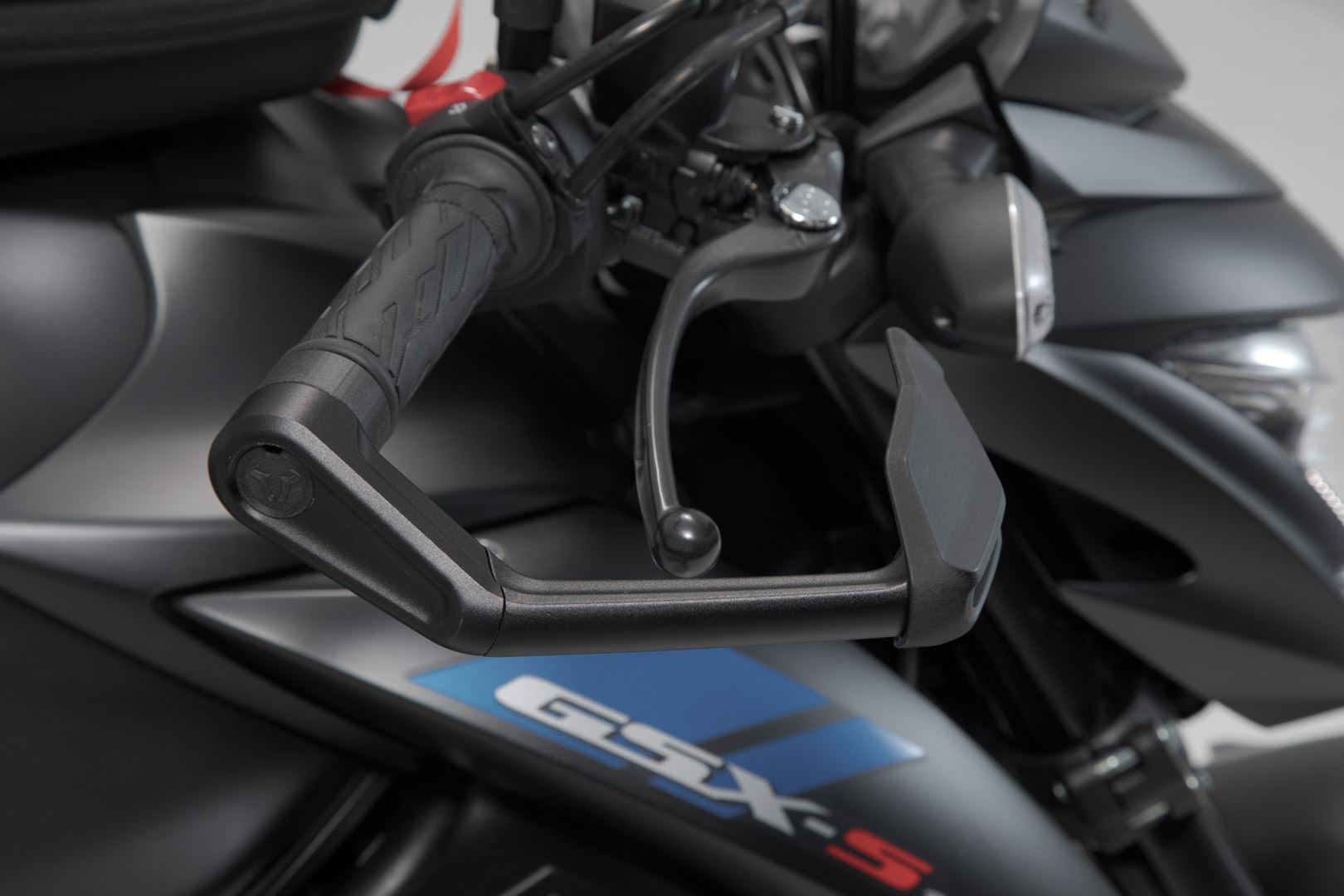 Lever guards with wind protection Black. Suzuki GSX-S models.