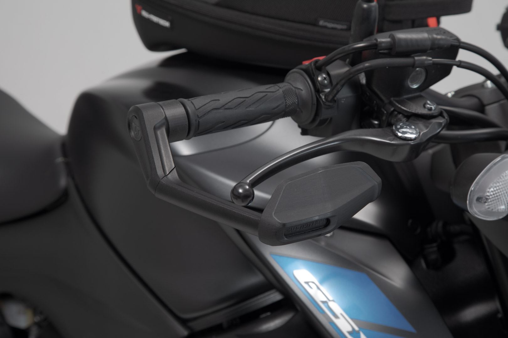 Lever guards with wind protection Black. Suzuki GSX-S models.