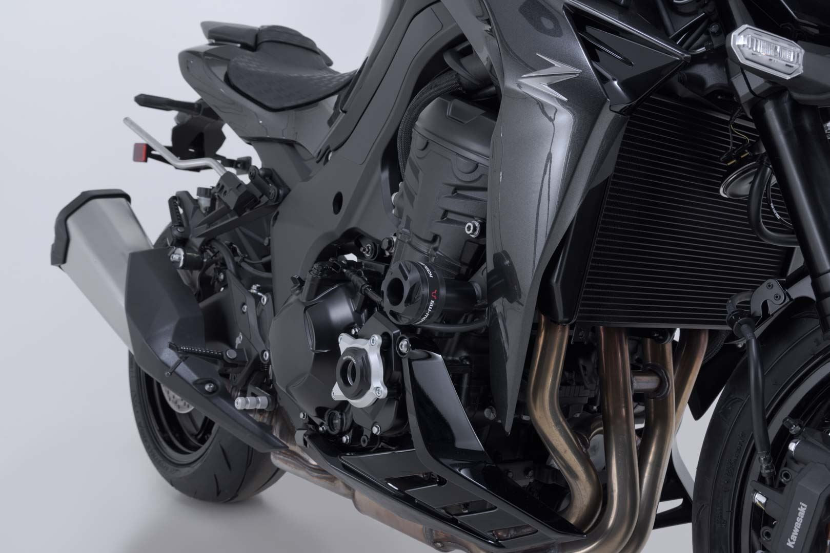 Frame slider kit Black. Kawasaki Z900 models (16-), Z1100 (25-).