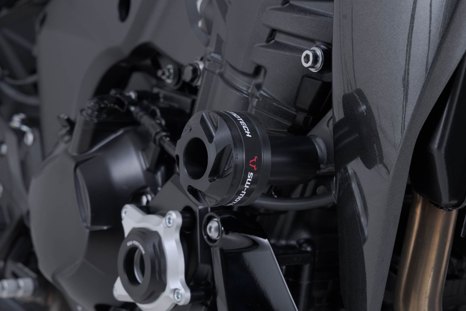 Frame slider kit Black. Kawasaki Z900 models (16-), Z1100 (25-).