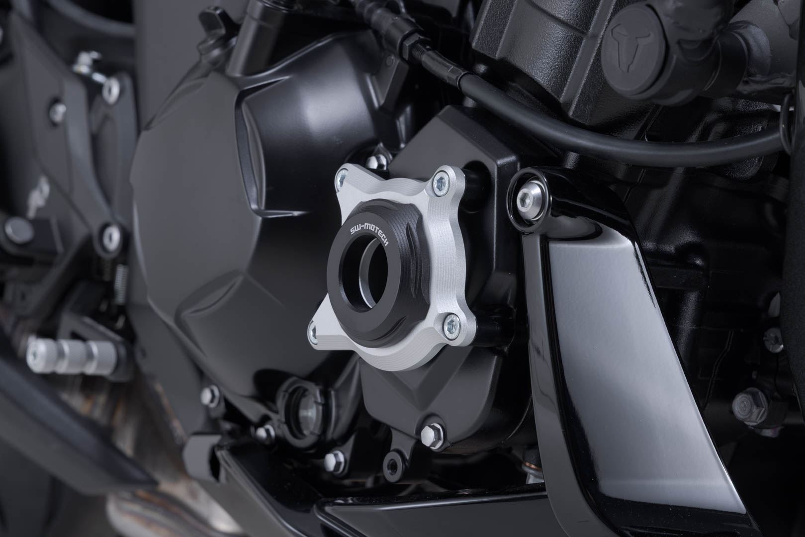 Engine case protector Black/Silver. Kawasaki Z1100 (25-).