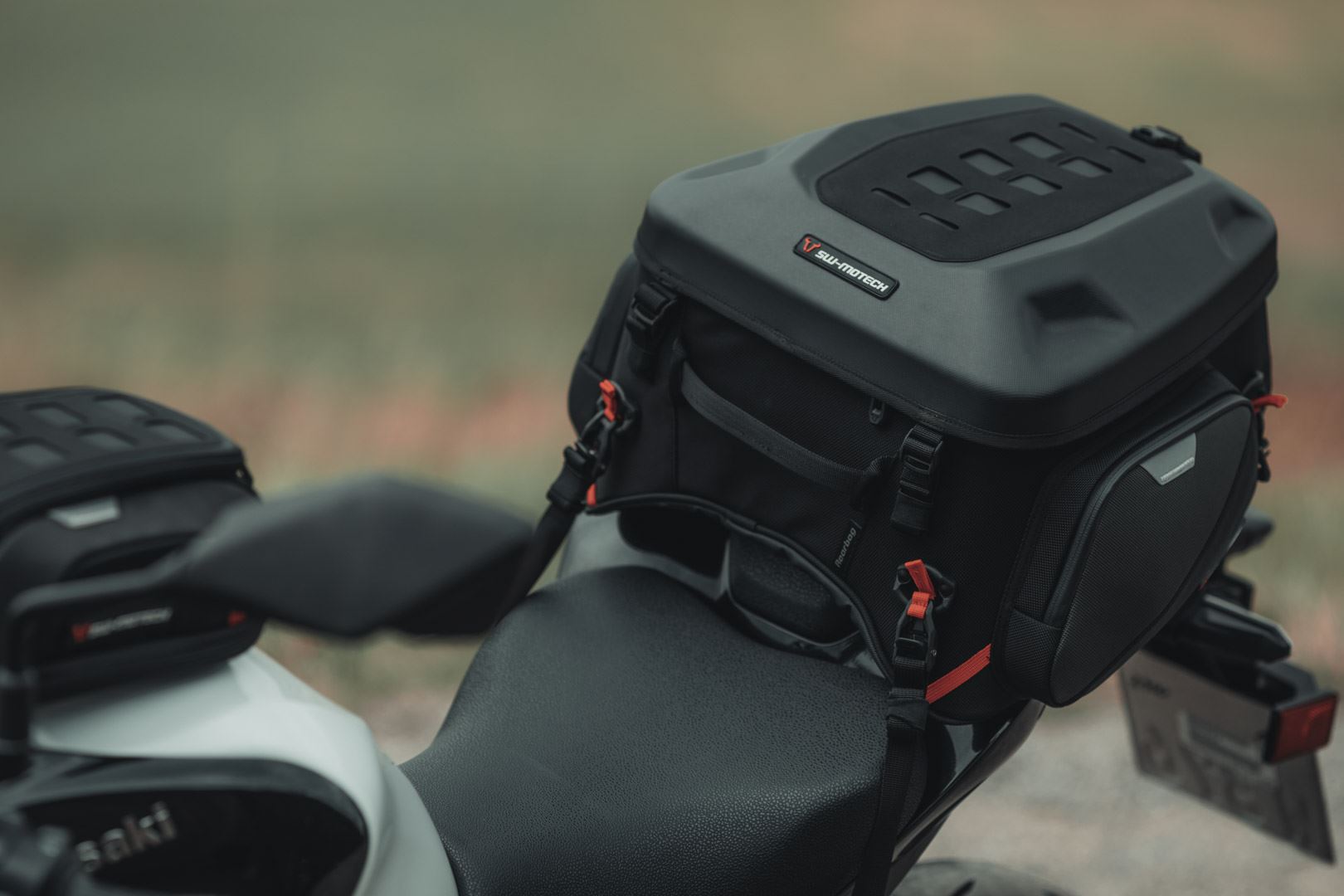 TRAX ADV aluminium case system + Akrapovic Silver. 45/45 l. BMW R 1300 GS Adv. (24-).