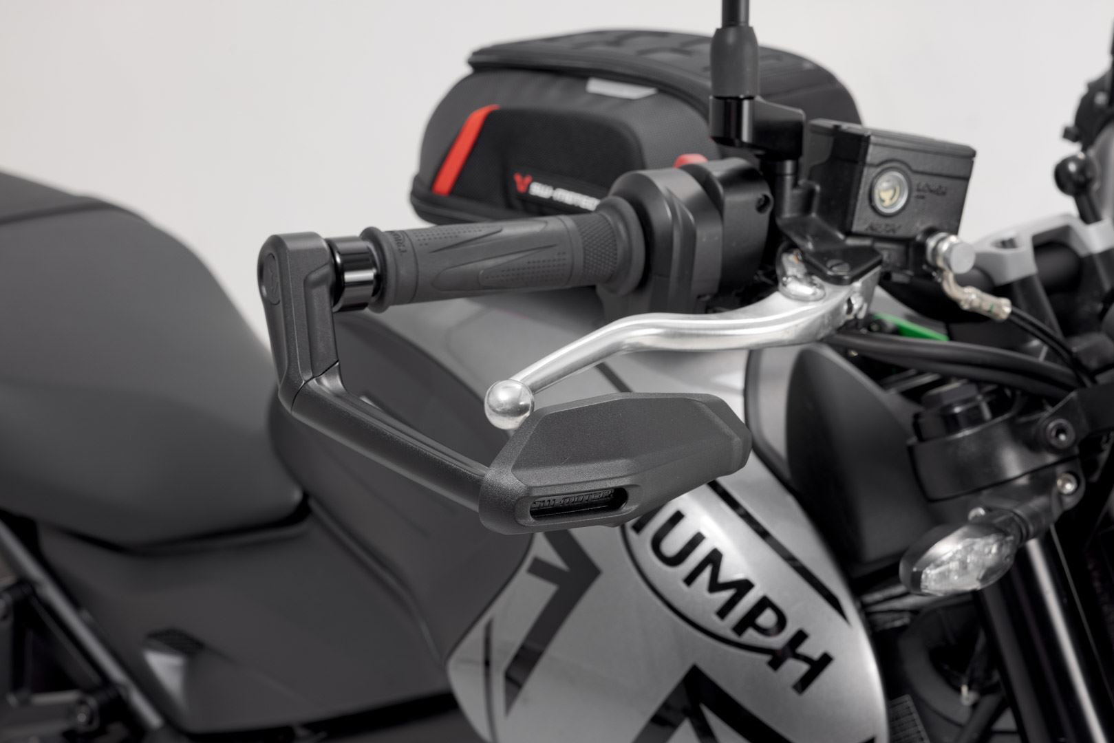 Lever guards with wind protection Black. Triumph Trident 660 (21-).